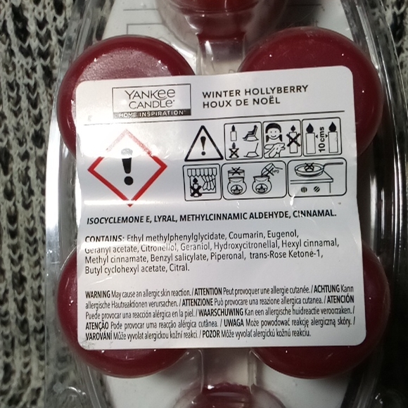 3/$15 Yankee Candle Winter Hollyberry Wax Melts - Picture 4 of 4